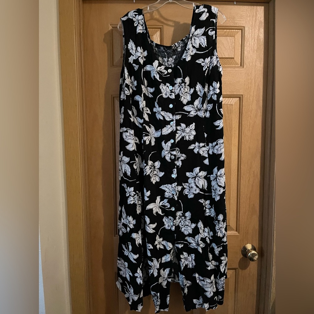 Women’s size 3x black and white long rayon dress floral